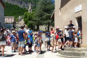 11 juin 2022 les enfants tirent un pain de la parole de Dieu dans la chambre de benoite