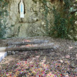2026 Fete Dieu grotte Lourdes avec petales 2